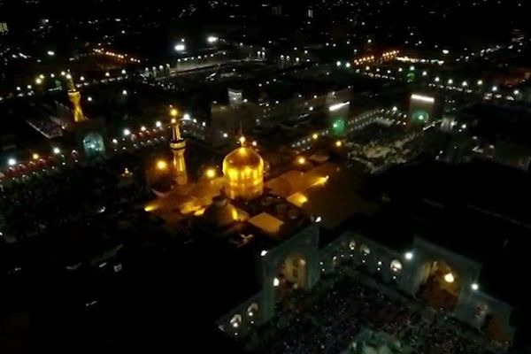 تصاویر هوایی از آسمان حرم مطهر امام رضا(ع) در اولین شب قدر