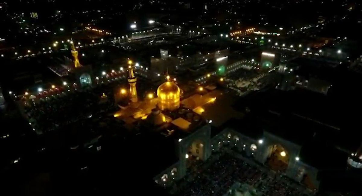 تصاویر هوایی از آسمان حرم مطهر امام رضا(ع) در اولین شب قدر