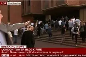 حمله لندنی‌های معترض به شهرداری کینگستون در پی آتش‌سوزی برج 