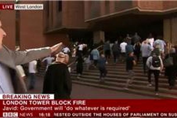 حمله لندنی‌های معترض به شهرداری کینگستون در پی آتش‌سوزی برج 