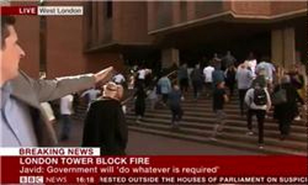 حمله لندنی‌های معترض به شهرداری کینگستون در پی آتش‌سوزی برج "گرنفل"