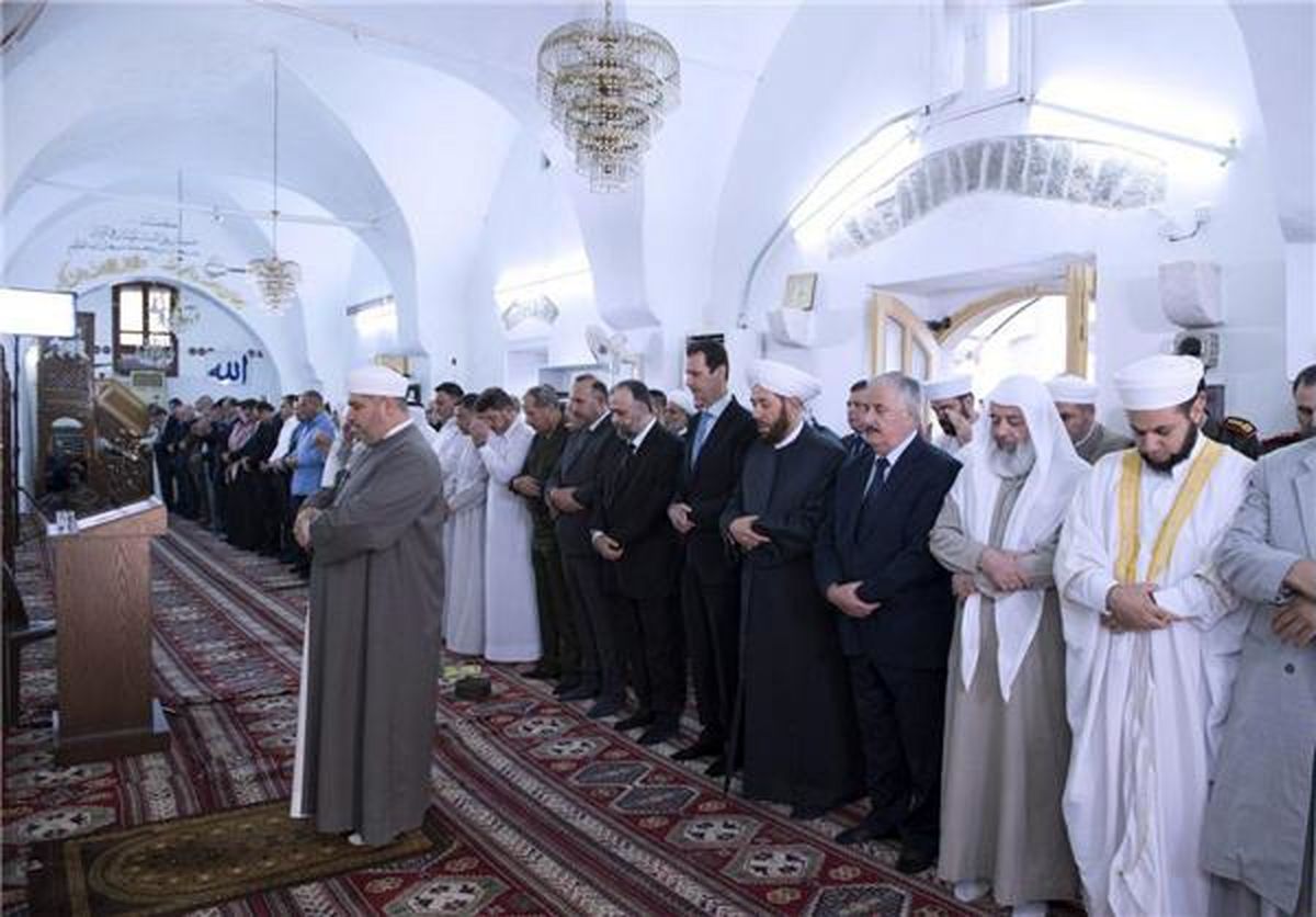 بشار اسد نماز عید فطر خود را در "حماه" اقامه کرد