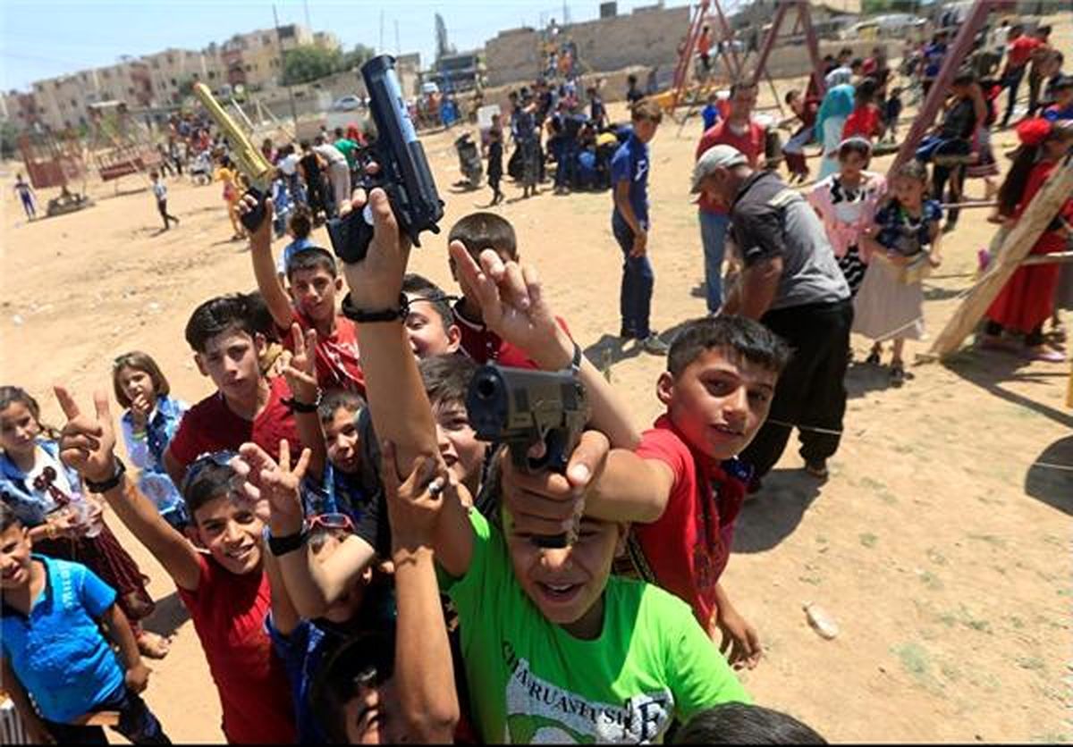 نخستین عید فطر بدون داعش در موصل و تفنگ‌بازی کودکان! + تصاویر