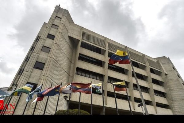 دادگاه عالی ونزوئلا هدف حمله یک بالگرد قرار گرفت/ مادورو: این اقدام تروریستی بوده؛ به مخالفان اعلان جنگ می‌کنیم+فیلم