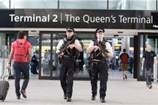 دستگیری زن انگلیسی مظنون به ارتباط با تروریست‌ها در فرودگاه هیترو لندن
