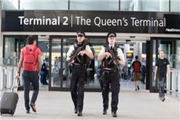 دستگیری زن انگلیسی مظنون به ارتباط با تروریست‌ها در فرودگاه هیترو لندن