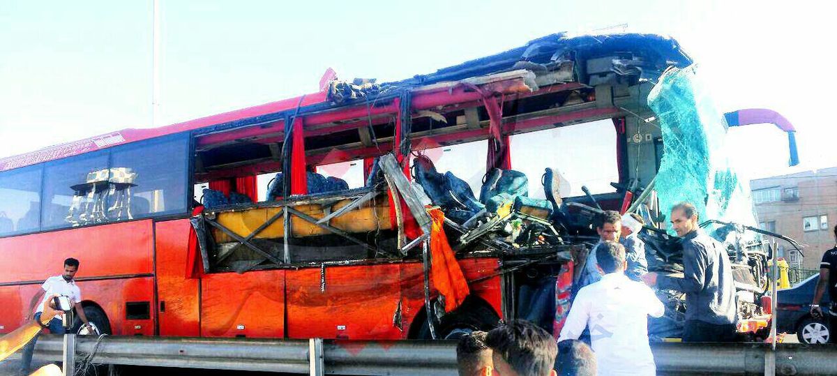 واژگونی اتوبوس مسافربری در اصفهان ۲۳ مجروح برجای گذاشت