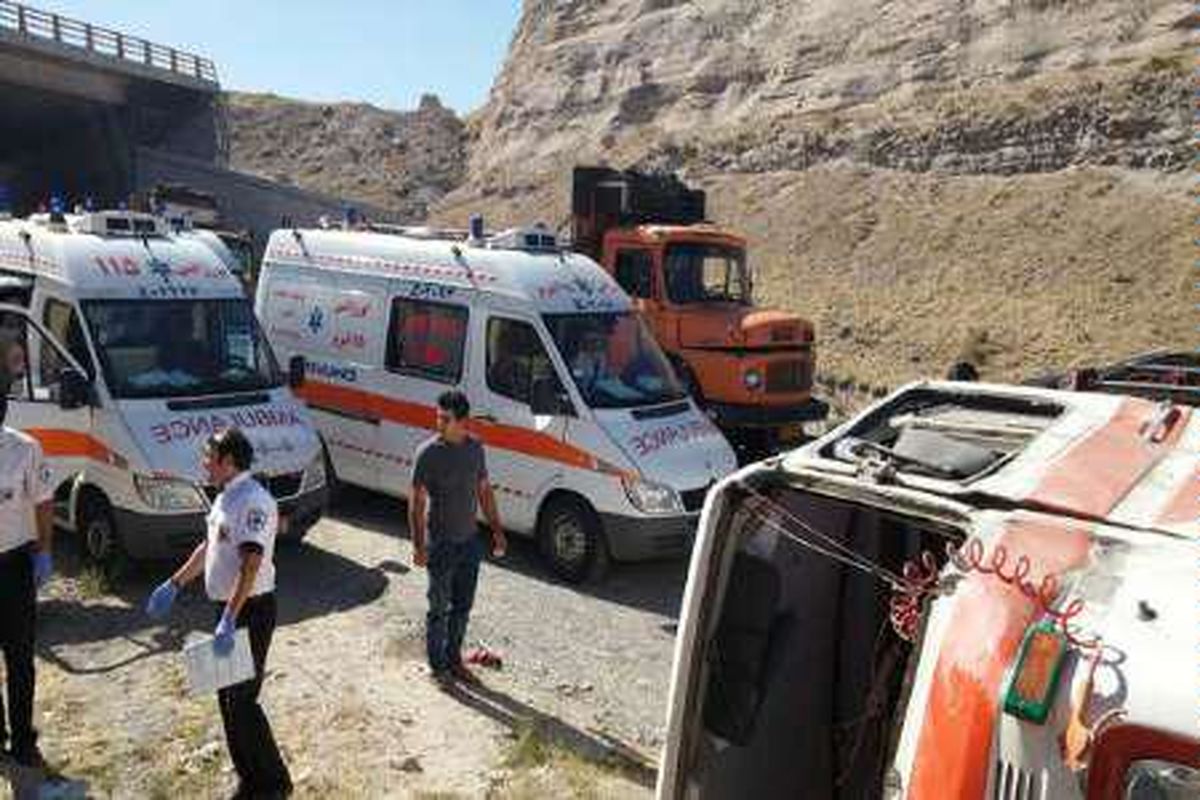 واژگونی مینی‌بوس در پیرانشهر به مرگ یک نفر و جراحات ۱۸ نفر دیگر منجر شد