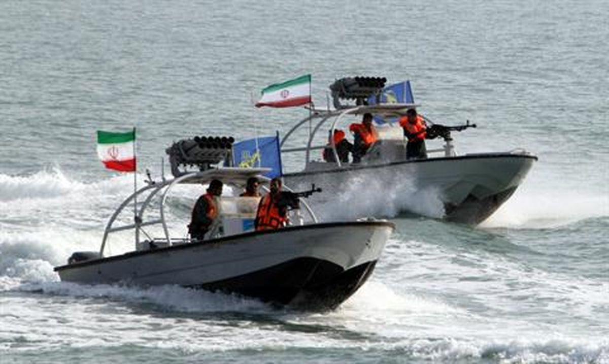 توقیف یک فروند لنج عربستانی در آب‌های ایران/ تحقیقات از ۴ خدمه شناور ادامه دارد