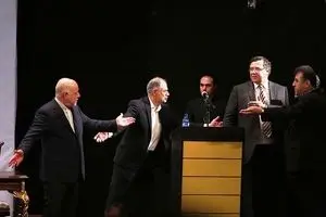 مدیرعامل شرکت نفت و گاز پارس: وزیر نفت بدون انجام مناقصه پارس جنوبی را به توتال داد!/ روزنامه ایران: توتال قرارگاه سازندگی خاتم را از همکاری در فاز ۱۱ پارس جنوبی حذف کرد!