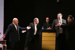 مدیرعامل شرکت نفت و گاز پارس: وزیر نفت بدون انجام مناقصه پارس جنوبی را به توتال داد!/ روزنامه ایران: توتال قرارگاه سازندگی خاتم را از همکاری در فاز ۱۱ پارس جنوبی حذف کرد!