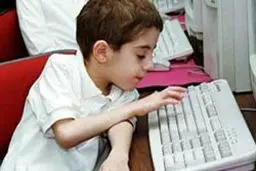 دانش‌آموزان روزانه «۵ تا ۹ ساعت» در شبکه‌های اجتماعی هستند/۴۷ درصد کودکان زیر ۷ سال «تبلت» دارند