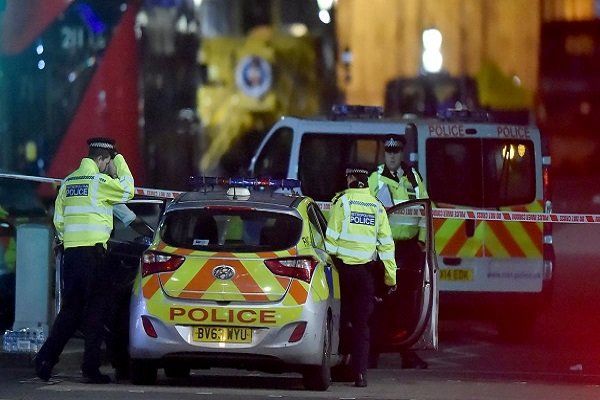 پلیس با معترضان در شرق لندن درگیر شد