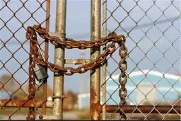 گفتگوی چالشی کارگران و مدیریت یک کارخانه تعطیل شده