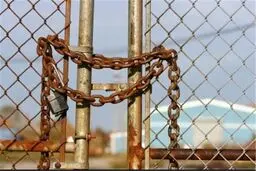 گفتگوی چالشی کارگران و مدیریت یک کارخانه تعطیل شده