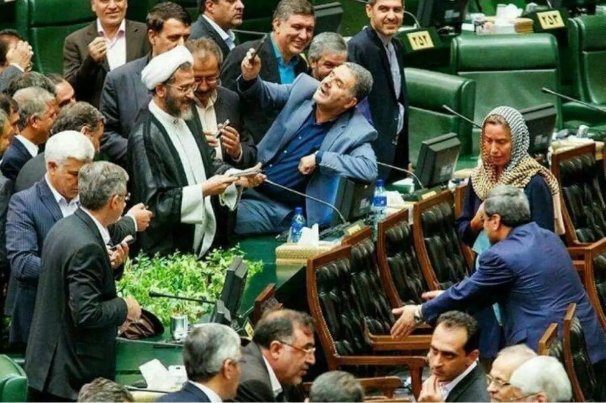 مصاحبه با نمایندگان حاضر در سلفی با موگرینی
