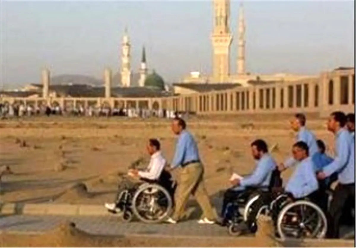 یادبود شهید حججی در وداع جانبازان در مدینه منوره/ طواف به نیابت از شهدا
