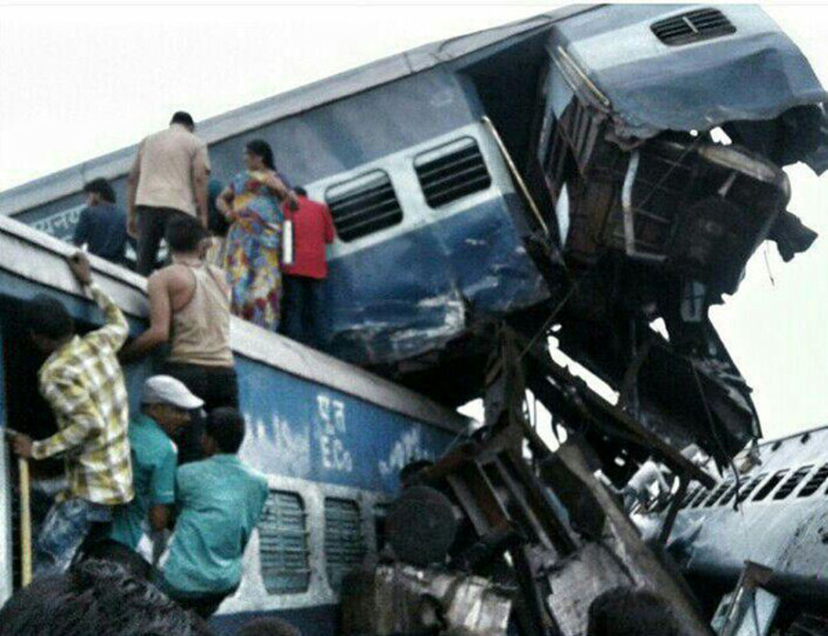 ۱۷۰ کشته و زخمی در حادثه خروج قطار از ریل در هند + تصاویر