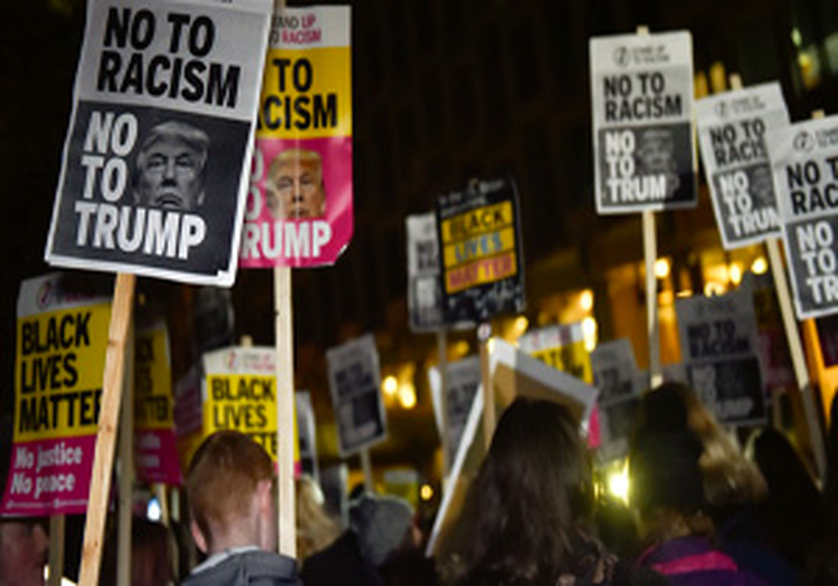 تظاهرات ضدترامپ مقابل سفارت آمریکا در لندن
