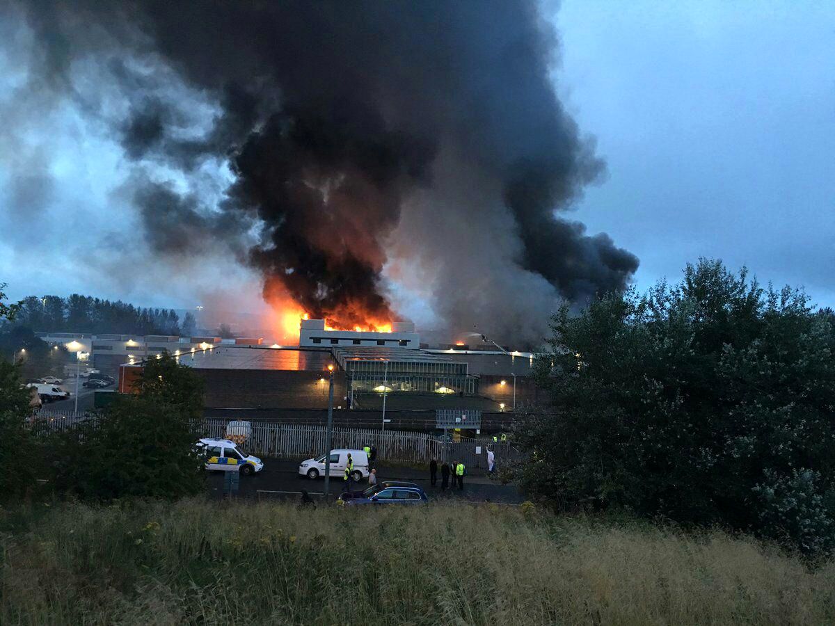 آتش‌سوزی گسترده در بازار میوه و تره بار انگلیس+ تصاویر