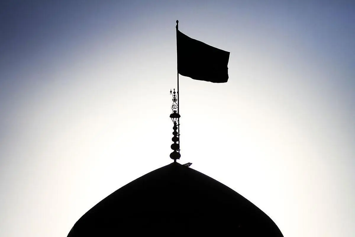 تعویض پرچم حرم امام رضا(ع) به مناسبت سالروز شهادت امام جواد(ع)