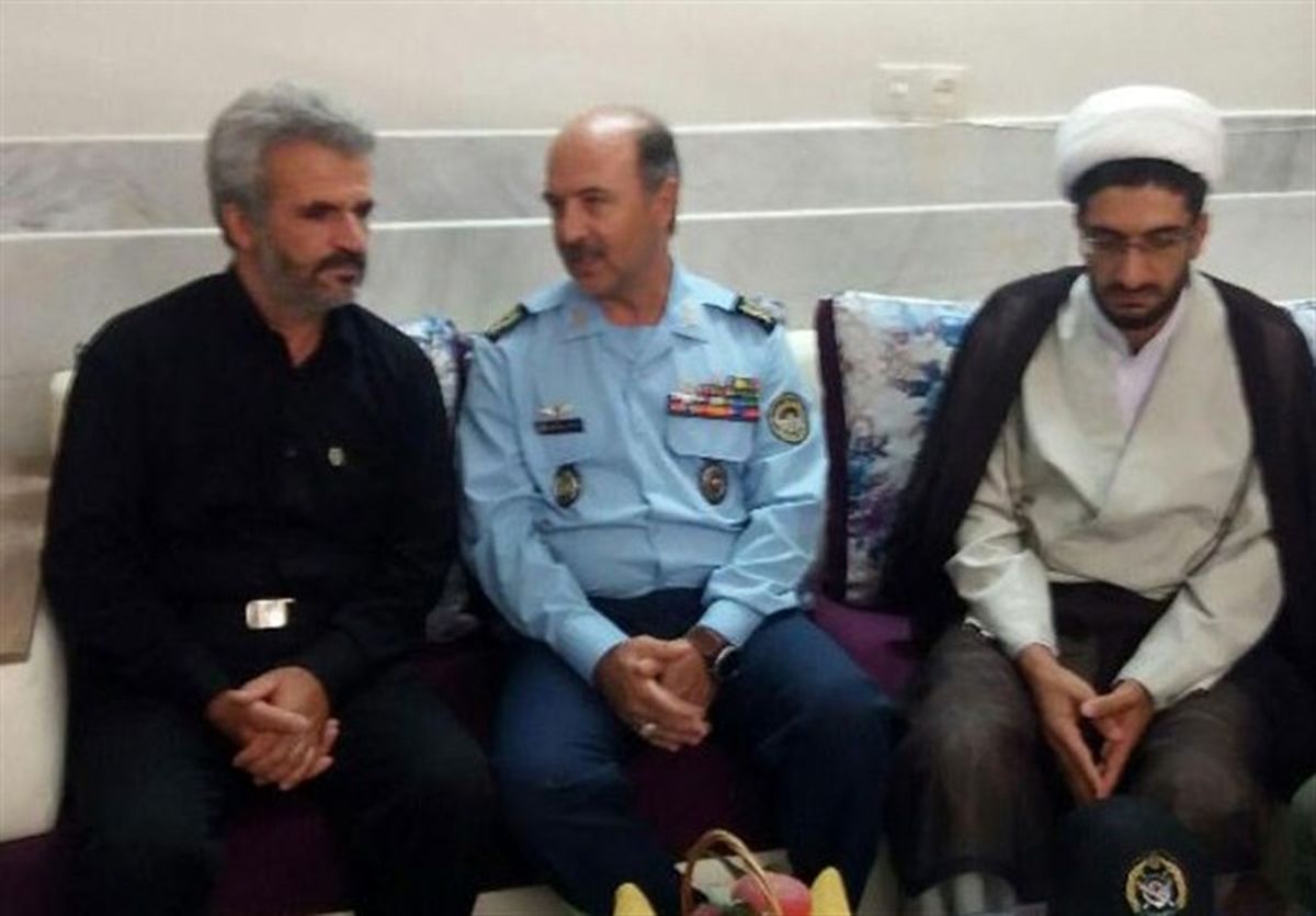فرمانده و مسئولان پایگاه هوایی اصفهان با خانواده شهید حججی دیدار کردند