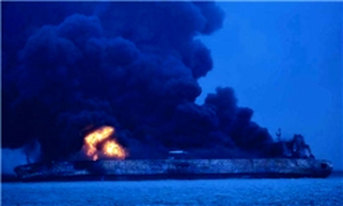 نفتکش ایرانی همچنان در آب‌های ژاپن در حال سوختن است