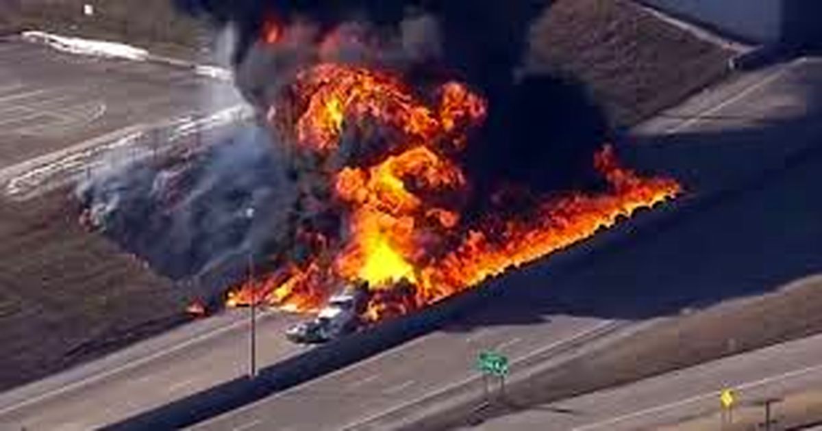 انفجار تانکر حامل بنزین و گازوئیل در بزرگراهی در آمریکا