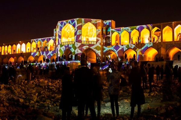 نورپردازی زیبا به همراه موسیقی در پل خواجوی اصفهان