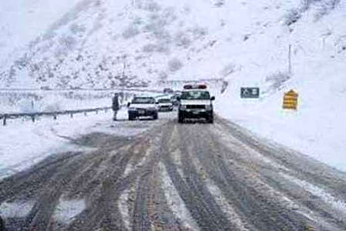 بارش برف و باران در محورهای ۱۰ استان/ترافیک در آزادراه کرج-قزوین
