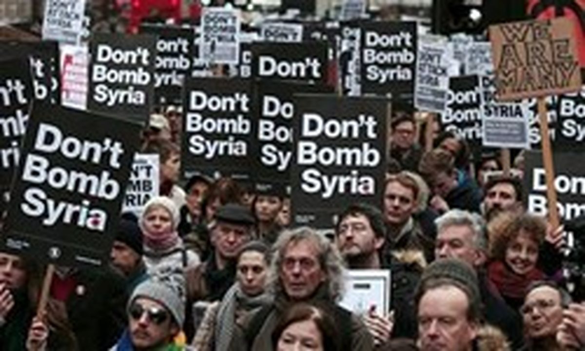تظاهرات ضد جنگ در مقابل پارلمان انگلیس؛ «بمباران سوریه را متوقف کنید»+تصاویر