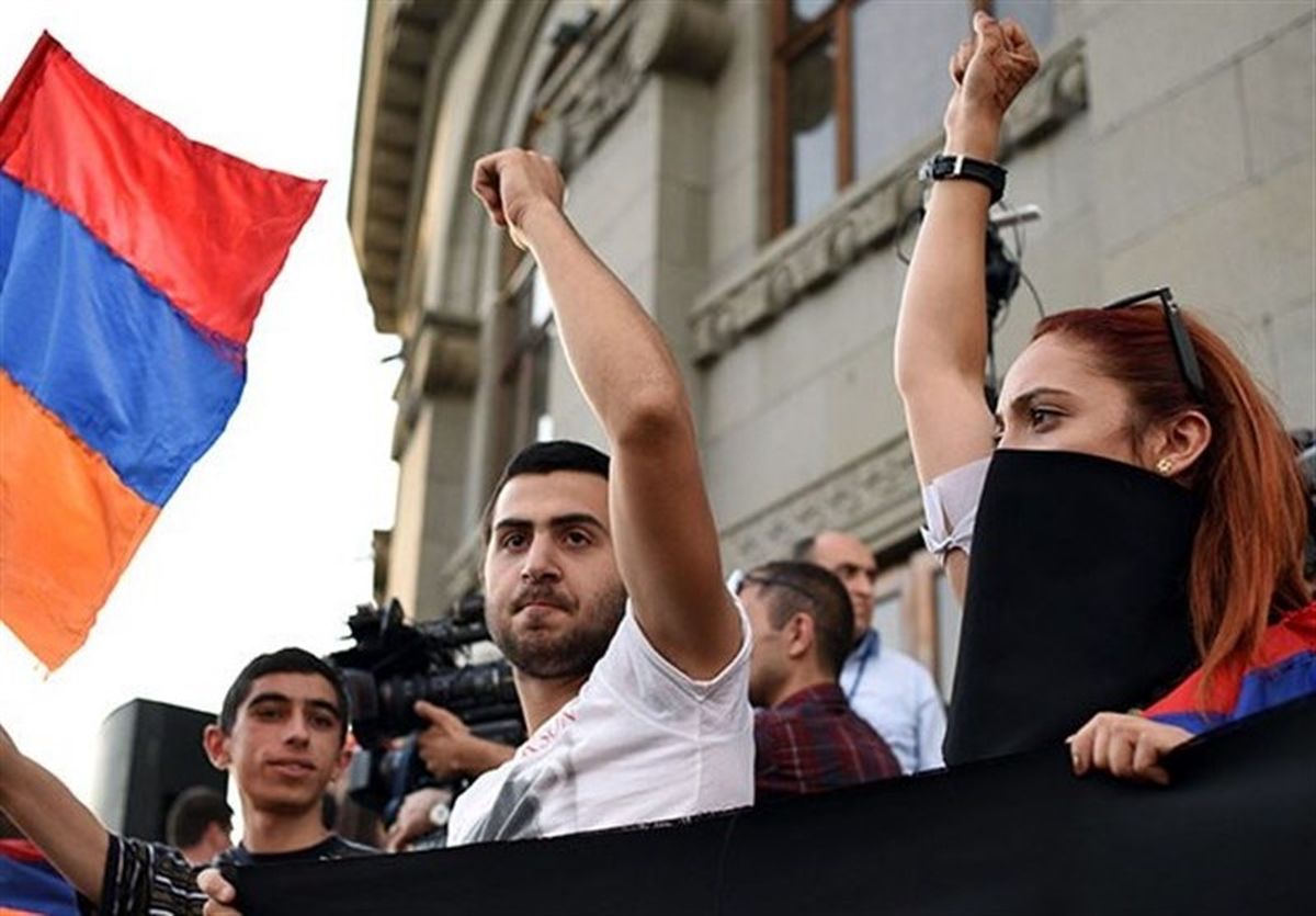 گزارش تسنیم از جنگ شرق و غرب در ناآرامی‌های ارمنستان