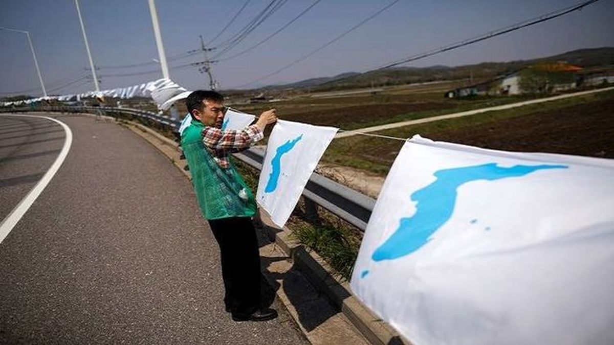 نصب پرچم‌های اتحاد مجدد دو کره در آستانه دیدار "اون" و "مون"