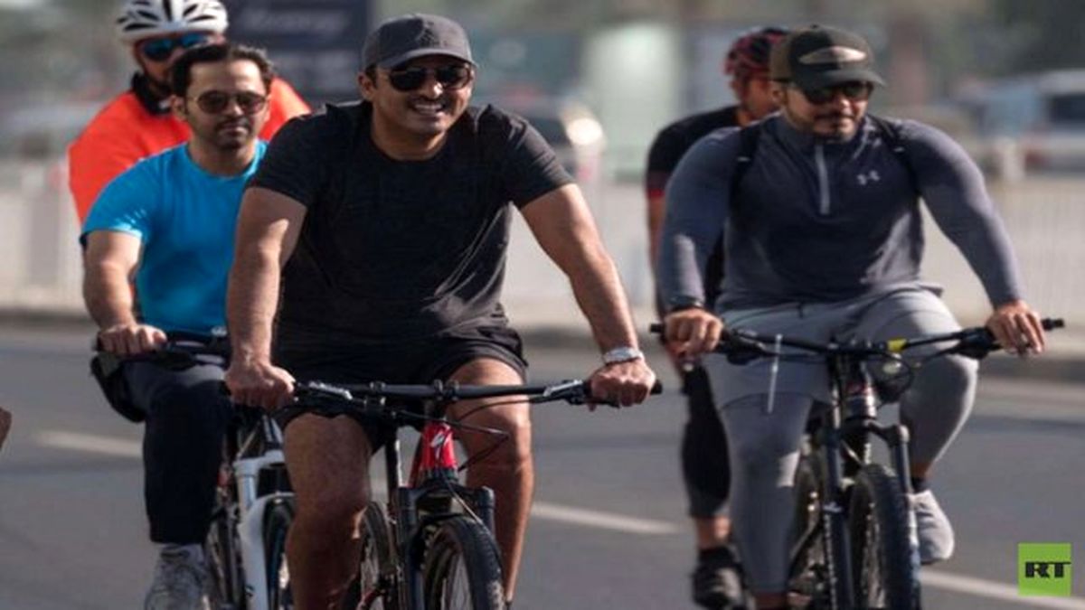امیر قطر سوار بر دوچرخه در خیابان‌های دوحه