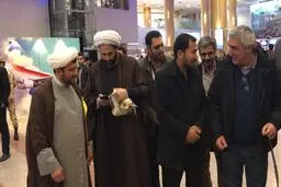 استقبال خانواده شهدای مدافع حرم مشهد از ابراهیم حاتمی کیا