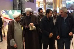 استقبال خانواده شهدای مدافع حرم مشهد از ابراهیم حاتمی کیا