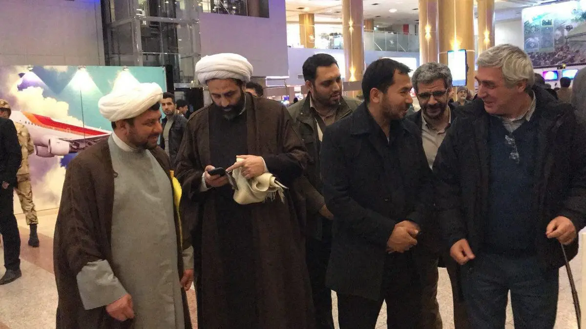 استقبال خانواده شهدای مدافع حرم مشهد از ابراهیم حاتمی کیا