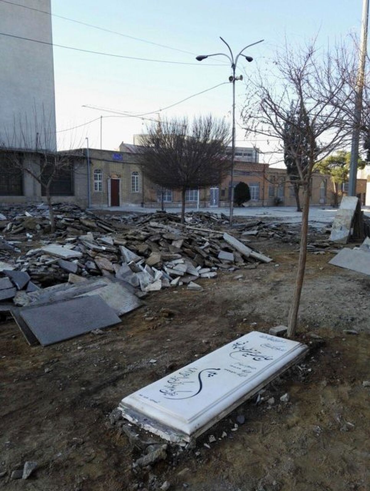 نامه شهرداری به اوقاف برای توقف تخریب قبور قدیمی امامزاده عبدالله