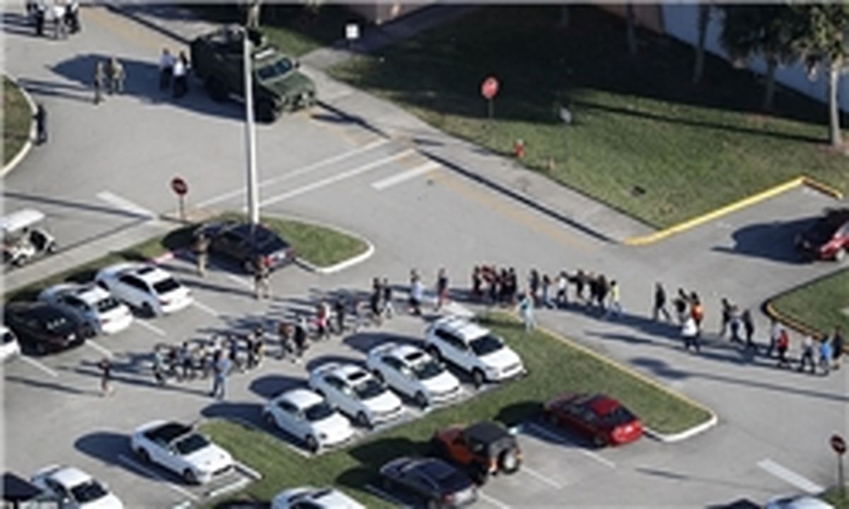 پلیس دبیرستان فلوریدا در زمان تیراندازی فرد مسلح، پنهان شده بود