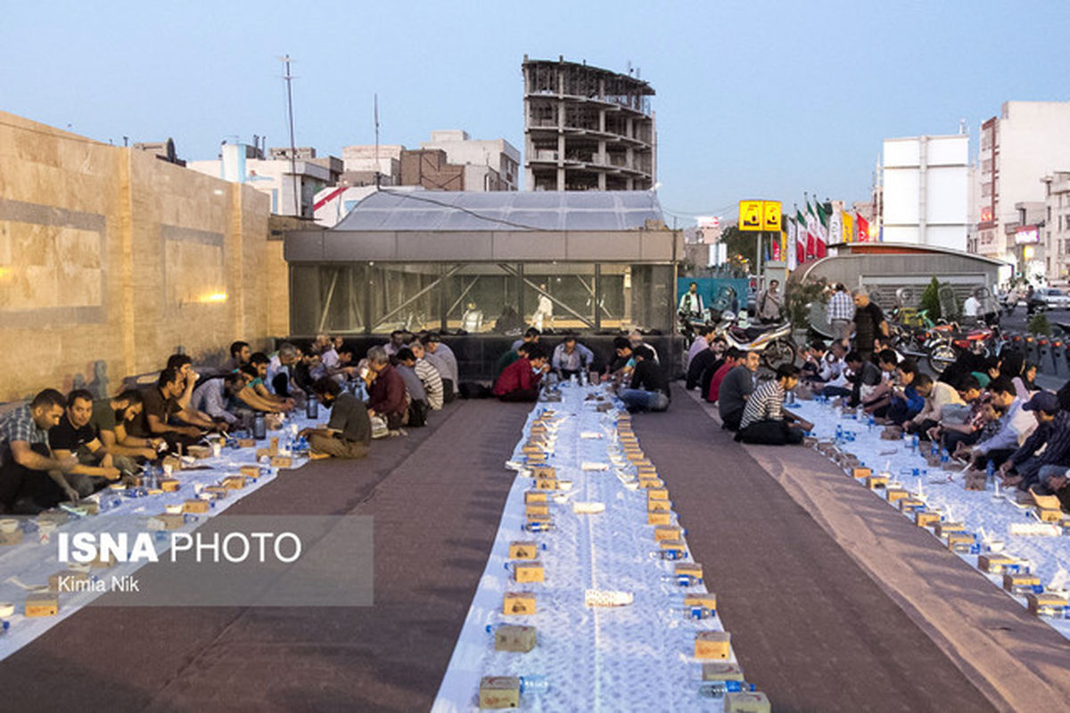 توزیع افطاری ساده در ۴ میدان پرتردد تهران/برنامه شهرداری برای تحکیم بنیان خانواده