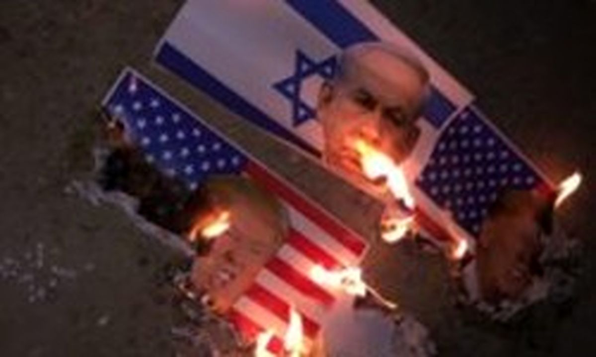 معترضان بحرینی تصاویر نتانیاهو و ترامپ را آتش زدند