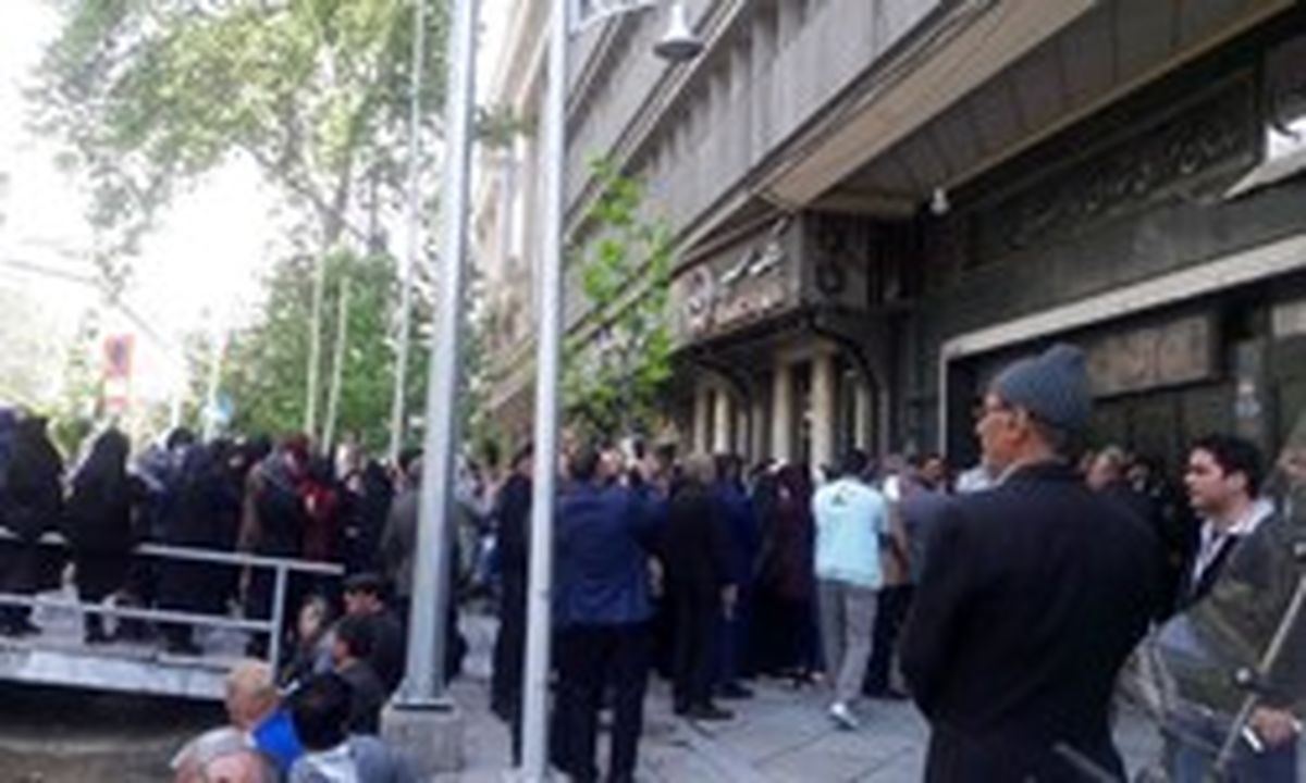 تجمع پیمانکاران شهرداری تهران با شعار شورای بی‌تفاوت توجه توجه