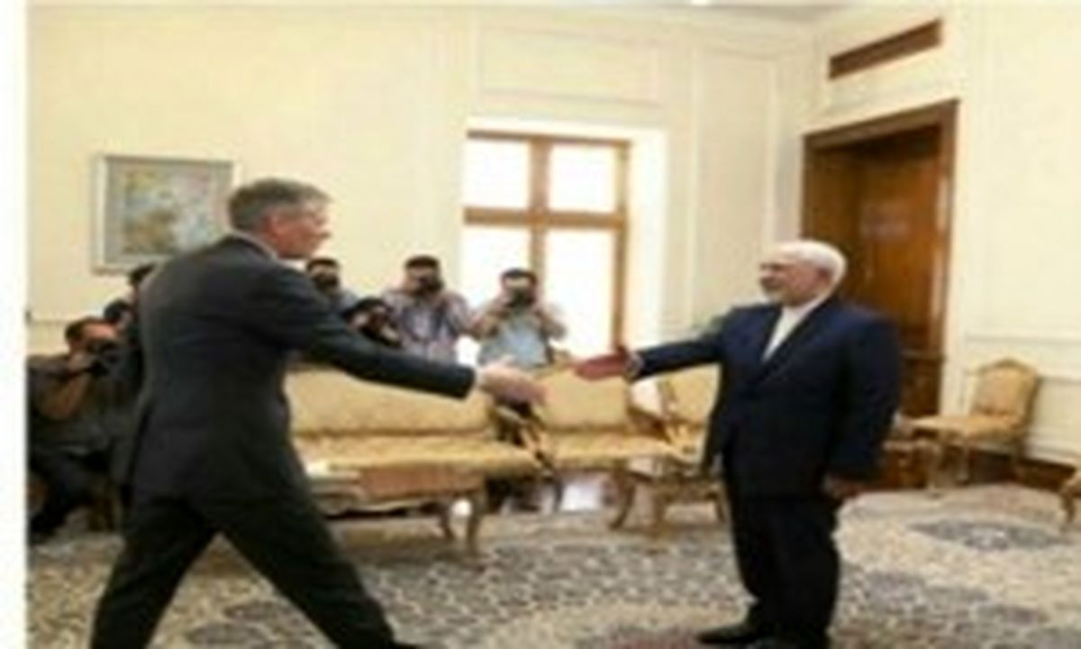 سفیر جدید انگلیس در ایران رونوشت استوارنامه خود را تقدیم ظریف کرد