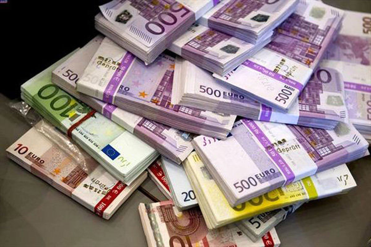 افزایش نرخ ۳۲ ارز رسمی/دلار، پوند و یورو گران شدند