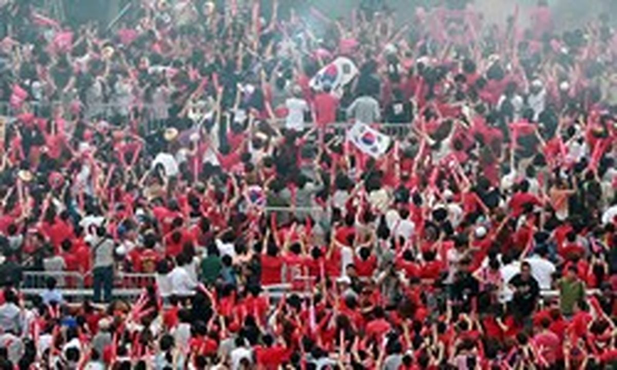 هواداران کره جنوبی می‌توانند در خیابان بازی تیم ملی را تماشا کنند