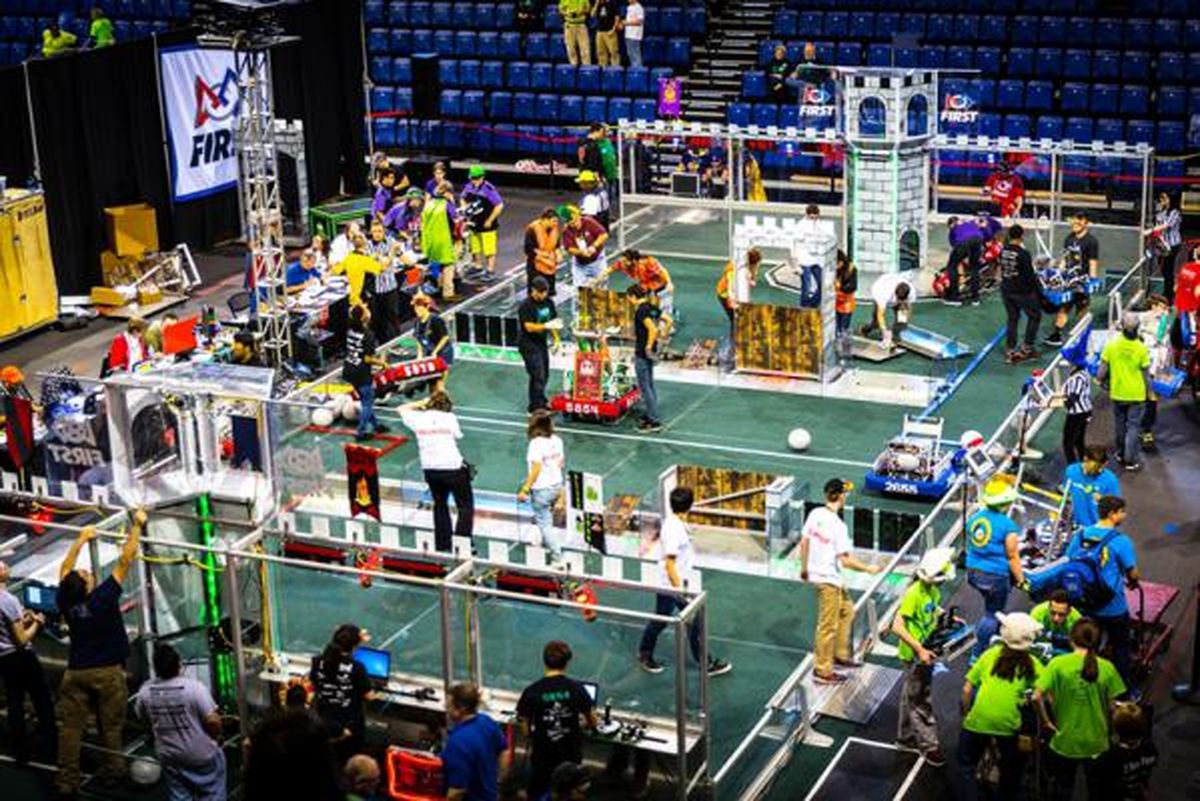 آغاز مسابقات جهانی ربوکاپ کانادا با حضور تیم رباتیک دانشگاه آزاد