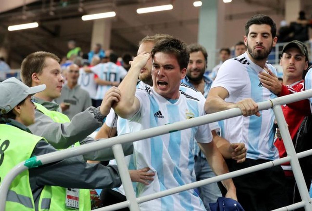 درگیری هواداران آرژانتین و کرواسی در ورزشگاه +فیلم