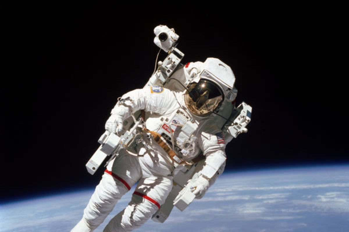 عکس فضانورد ایستگاه فضایی بین المللی در روز جهانی سلفی