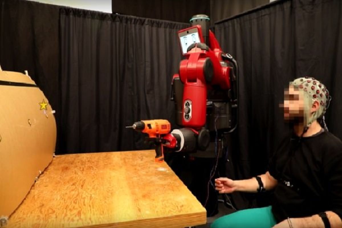 این ربات با امواج مغز انسان کنترل می شود