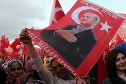 تداوم یک امپراتوری متزلزل